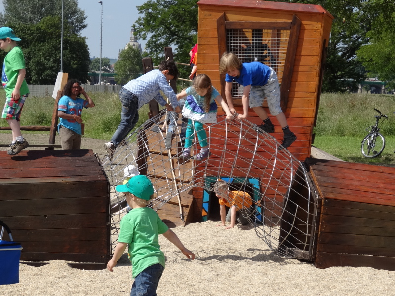 Kleine Piraten Entern Wieder Aufgebauten Spielplatz Am Kathe Kollwitz Ufer Menschen In Dresden