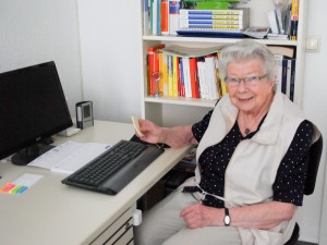 Liselotte Gründel arbeitet regelmäßig am Computer.