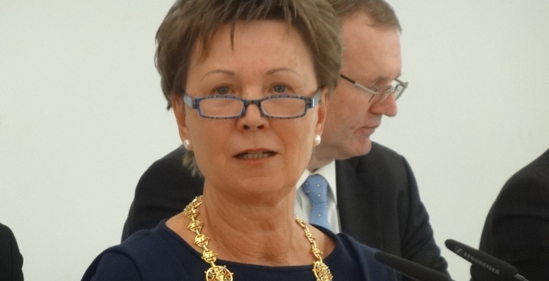 Helma Orosz (CDU) mit Amtskette bei der Konstituierung des Stadtrates im ...