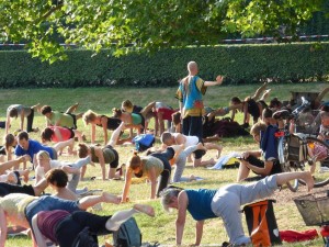 Entspannung für Körper und Geist verspricht die abendliche Yogastunde. Foto: Palaissommer