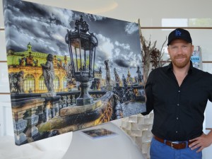 Für das Hope-Projekt hat Carsten Linke extra ein Bild auf eine gebürstete Alu-Dibond-Platte gedruckt. Es zeigt den Brunnen der drei Grazien mit der  Brühlschen Terrasse im Hintergrund nennt sich „Graziler Canaletto“. Foto: Thessa Wolf