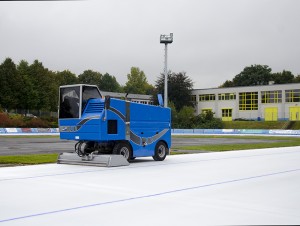 Die blaue Eisbearbeitungsmaschine ist keine Zamboni, sondern eine italienische Willy Mulser, kurz WM genannt. Foto: M. Arndt