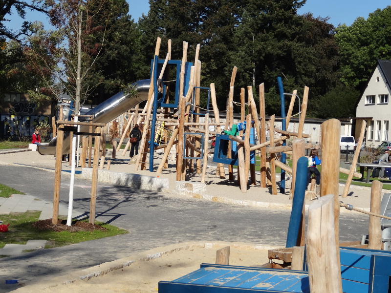 Spielplatz In Der Friedensstrasse Ubergeben Menschen In Dresden