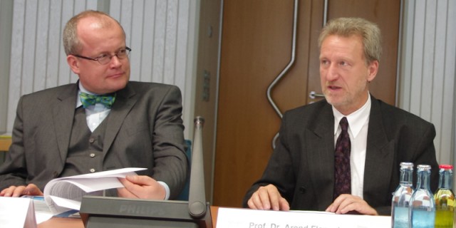 Ralf Lunau und Direktor der Städtischen Bibliotheken Arend Fleming