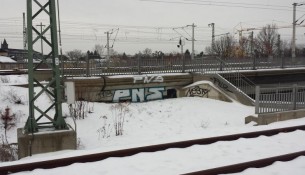 Am Sonntagmorgen, den 24.01.2016, wurde ein 25-jähriger Graffitisprayer am Bahnhof Dresden-Neustadt auf frischer Tat festgestellt. Dieser hatte es den Beamten sehr leicht gemacht, brauchten diese doch nur den Spuren im Schnee am Tatort zu folgen. Der Dresdner befand sich auf nicht öffentlich zugänglichem Bahngelände und hatte unter anderem Brückenpfeiler und Baucontainer auf ca. 20 m² besprüht. Den "Künstler" erwartet jetzt eine Strafanzeige wegen Sachbeschädigung. Weiterhin wurde ein Ordnungsverfahren wegen unbefugten Aufenthaltes auf Bahngelände eingeleitet.