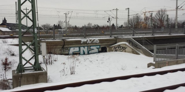 Am Sonntagmorgen, den 24.01.2016, wurde ein 25-jähriger Graffitisprayer am Bahnhof Dresden-Neustadt auf frischer Tat festgestellt. Dieser hatte es den Beamten sehr leicht gemacht, brauchten diese doch nur den Spuren im Schnee am Tatort zu folgen. Der Dresdner befand sich auf nicht öffentlich zugänglichem Bahngelände und hatte unter anderem Brückenpfeiler und Baucontainer auf ca. 20 m² besprüht. Den "Künstler" erwartet jetzt eine Strafanzeige wegen Sachbeschädigung. Weiterhin wurde ein Ordnungsverfahren wegen unbefugten Aufenthaltes auf Bahngelände eingeleitet.