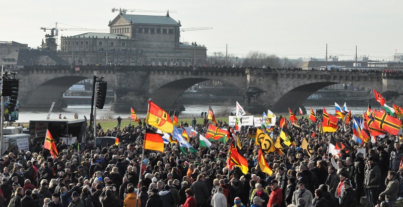 Großdemotag gegen und für Pegida: 12.000 Menschen waren in Dresden unterwegs