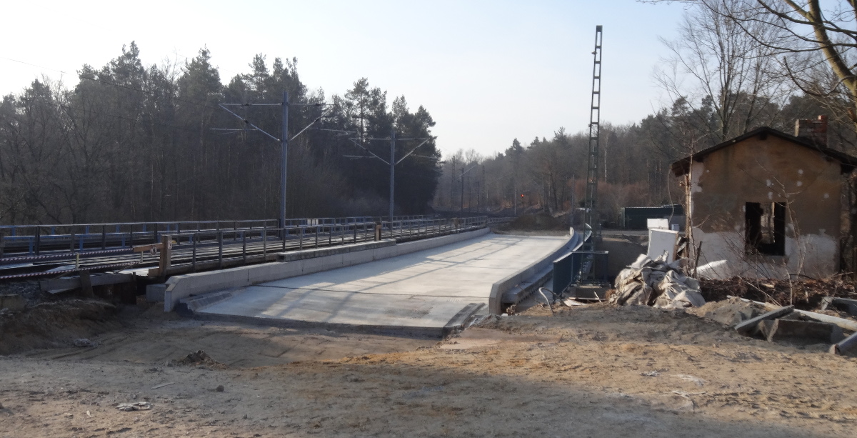 Bahn kündigt Sperrungen in Klotzsche an: Gleise auf neuer Brücke über den Nesselgrundweg werden verlegt